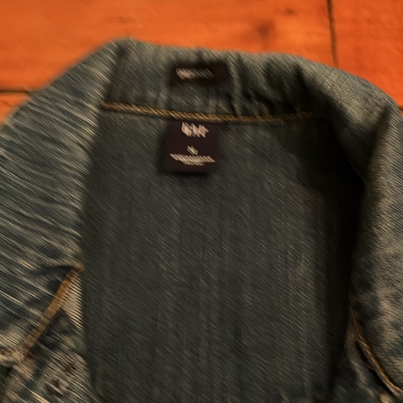 Gap size medium jean jacket. Denim, classic, coastal, preppy, classic. - Picture 5 of 8